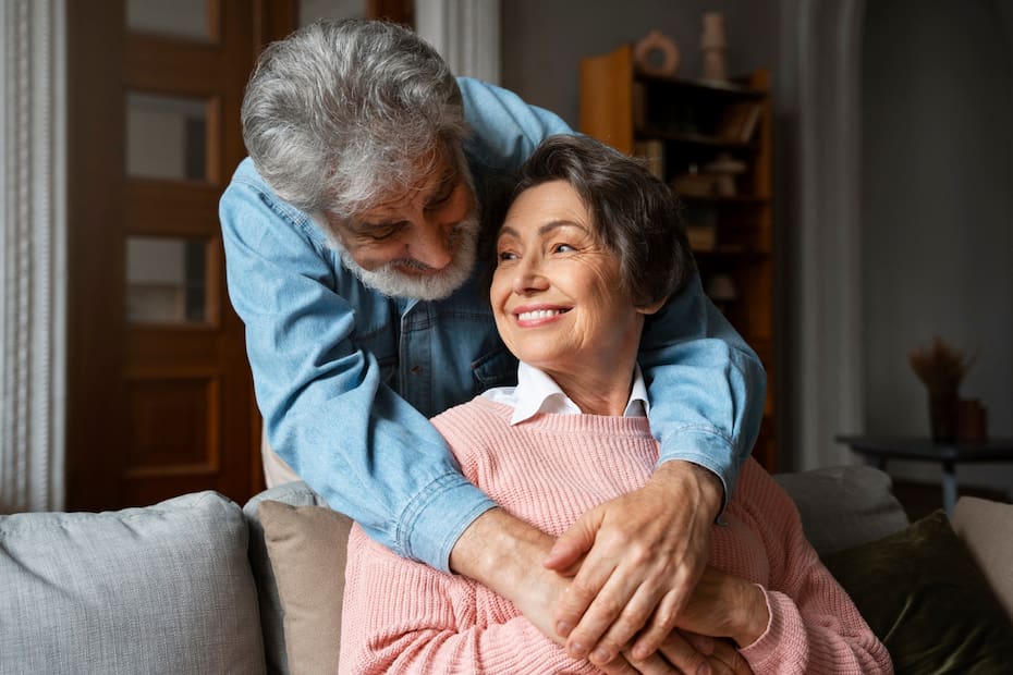 Pensionados que cumplan 25 años de casados podrán acceder a bono de la caja de compensación.