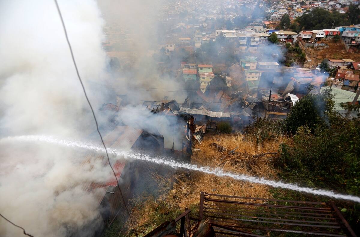 Valparaíso: condición geográfica y fuerte viento dificultan combate de incendio en Cerro Toro