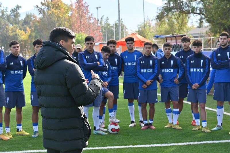 Marcelino Núñez dio charla a jugadores de proyección de la UC