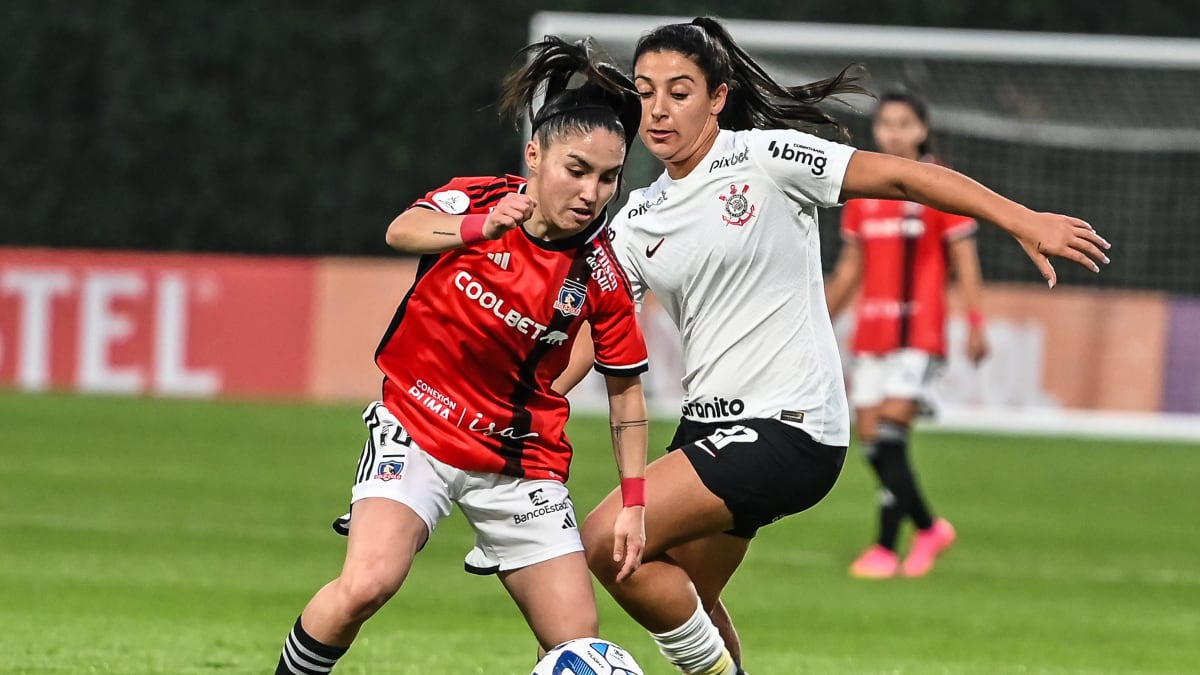 Jugadoras de Colo Colo y Corinthians disputando un balón en la Copa Libertadores Femenina 2023.