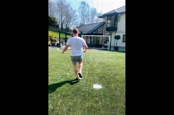 Calidad intacta: Paul Scholes clavó la pelota al ángulo en el jardín de su casa