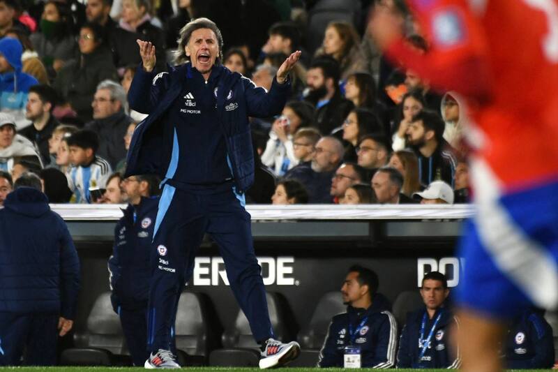se mostró muy molesto con los jugadores en el partido ante Argentina. Foto: Agencia Aton.