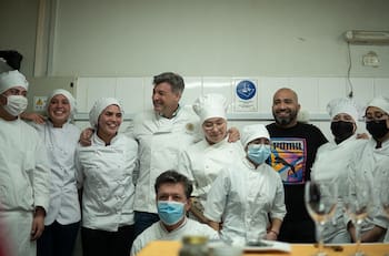 Los chefs Yann Yvin y Tomás Olivera realizan apasionante clase magistral en escuela técnica de Coyhaique