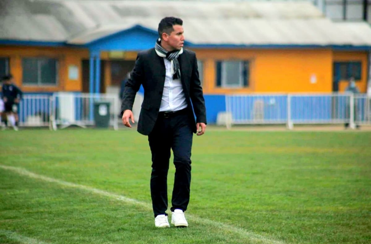 Habla el DT más joven del fútbol chileno: "Los entrenadores nacionales tenemos que creer en nuestras capacidades. Llega un argentino a vender humo y los dirigentes lo eligen a él"