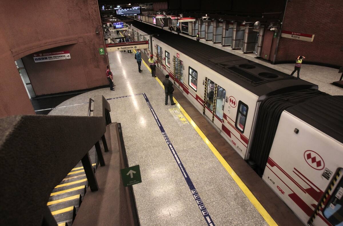 Metro de Santiago restablece su servicio en Línea 4 luego de que cayera una persona a las vías