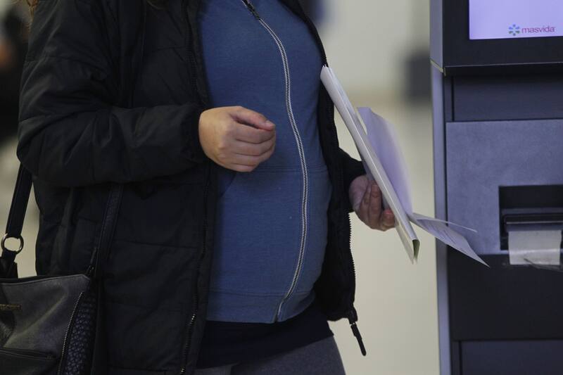 Todas la mujeres embarazadas que deseen recibirlo deben acercarse a su municipio correspondiente con la documentación requerida. Créditos: ATON.