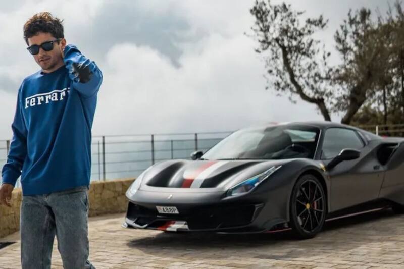 con uno de los autos de su colección. Foto: Racinggames.gg.