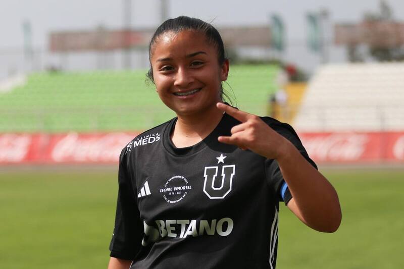 La felicidad de Grettel Suazo tras su debut con la camiseta de Universidad de Chile. Foto: Prensa Universidad de Chile.