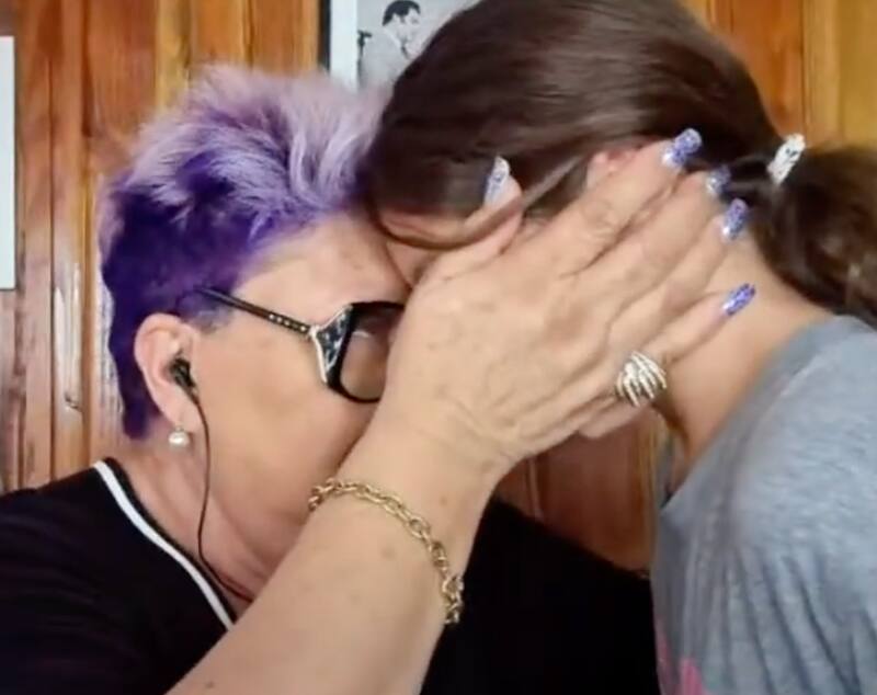 Se enterneció con su nieta. Créditos: YouTube.