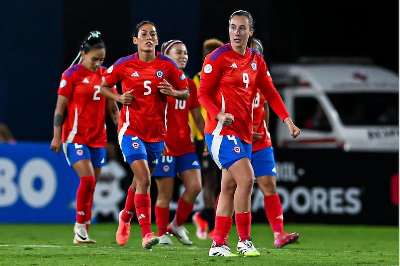 Sonya Keefe (9), Nayadet López Opazo (5) y MIchelle Olivares Acevedo (2), tres futbolistas que se perfilan como titulares para el arranque de la Liga de las Naciones Femenina de la Conmebol. Foto: Prensa Conmebol.