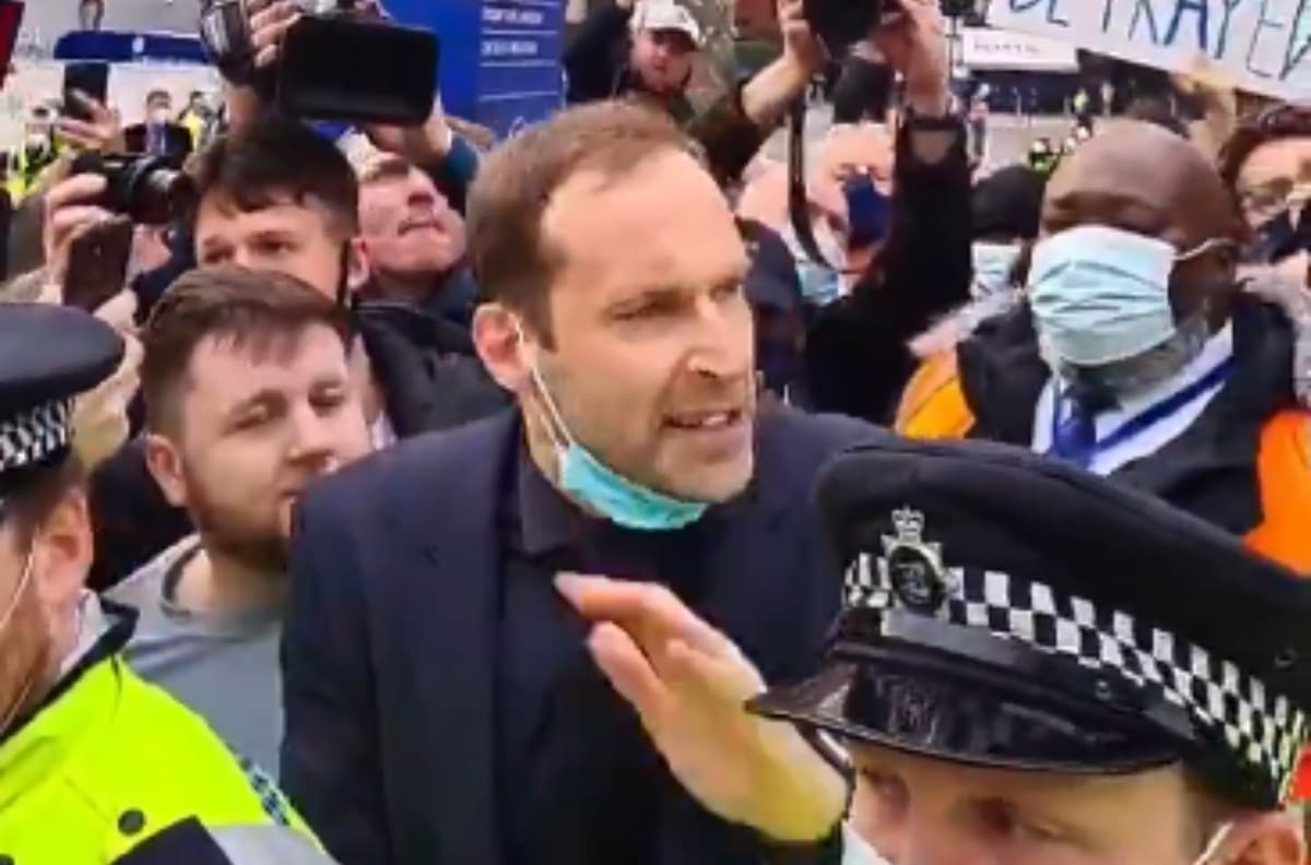 VIDEO: Petr Cech salió a calmar a los hinchas del Chelsea por las protestas contra la Superliga