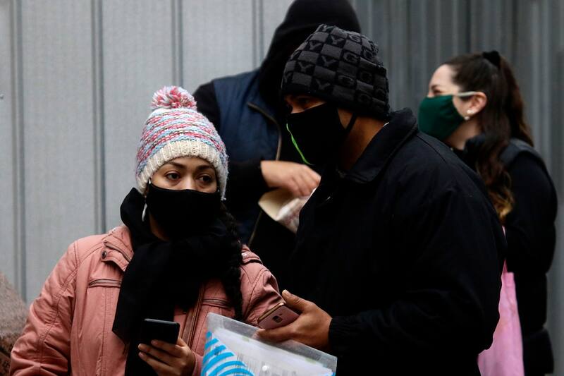 Santiago 17 julio 2020
Trabajadores realizan tramites en la Administradora de Fondos de Cesantia, AFC, ubicada en la calle teatinos , durante pandemia de coronavirus que afecta al pais.
Javier Salvo/ Aton Chile