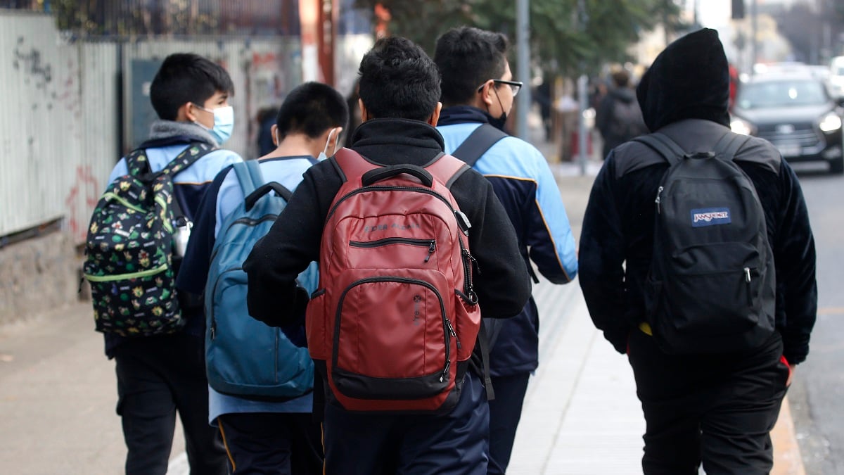 Escolares caminando por la calle.