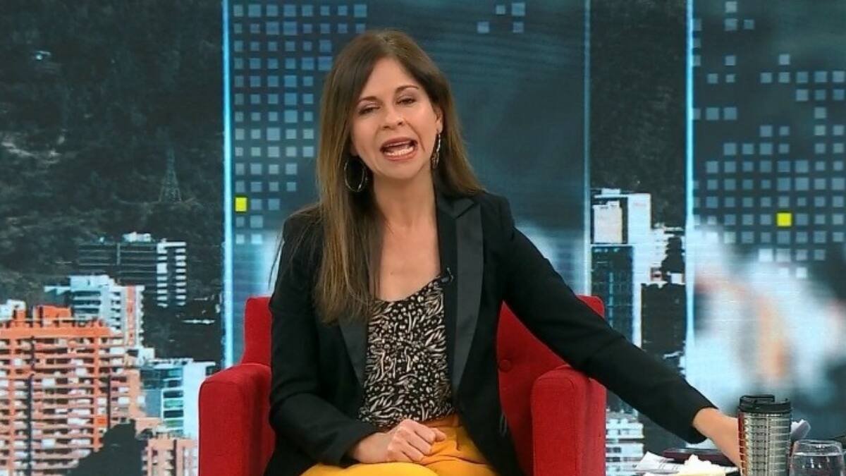 "No había tomado desayuno": Karina Álvarez fue sorprendida con un tierno regalo en el noticiero de CHV
