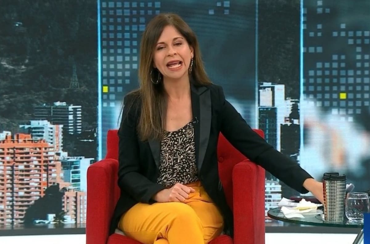 "No había tomado desayuno": Karina Álvarez fue sorprendida con un tierno regalo en el noticiero de CHV