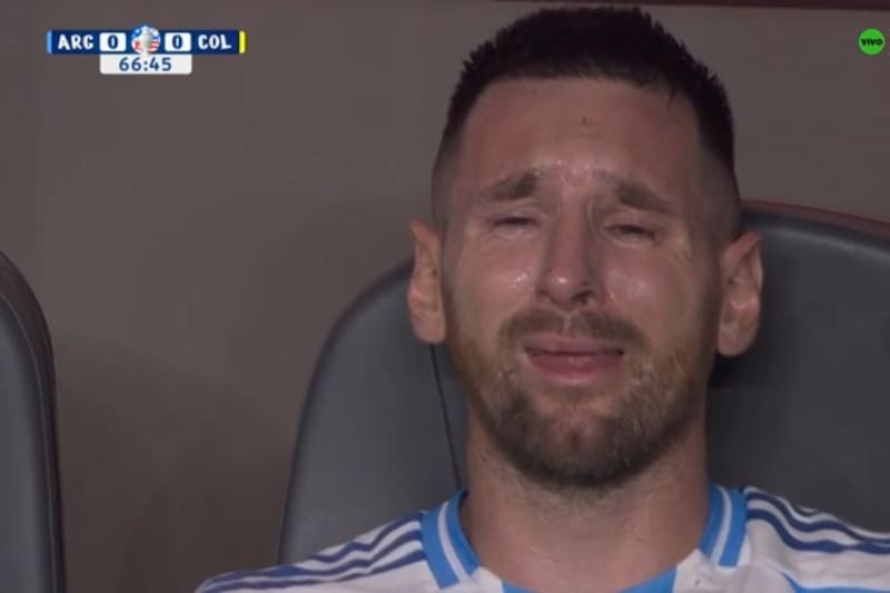llorando tras ser reemplazado en la final de Copa América.