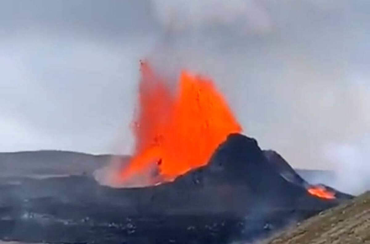 VIDEO I Impactantes chorros de lava: Volcán hace erupción en Islandia