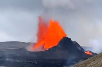 VIDEO I Impactantes chorros de lava: Volcán hace erupción en Islandia