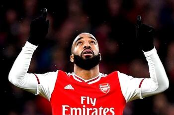 Alexandre Lacazette salvó al Arsenal con doblete ante Southampton