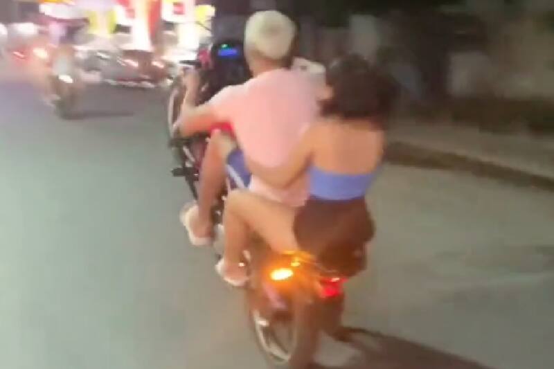 Intentan hacer truco en moto, pero sale mal.