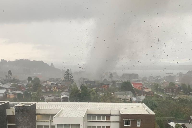 El fenómeno causó la destrucción de ventanas, techos y la caída del tendido eléctrico en varios puntos de la ciudad.