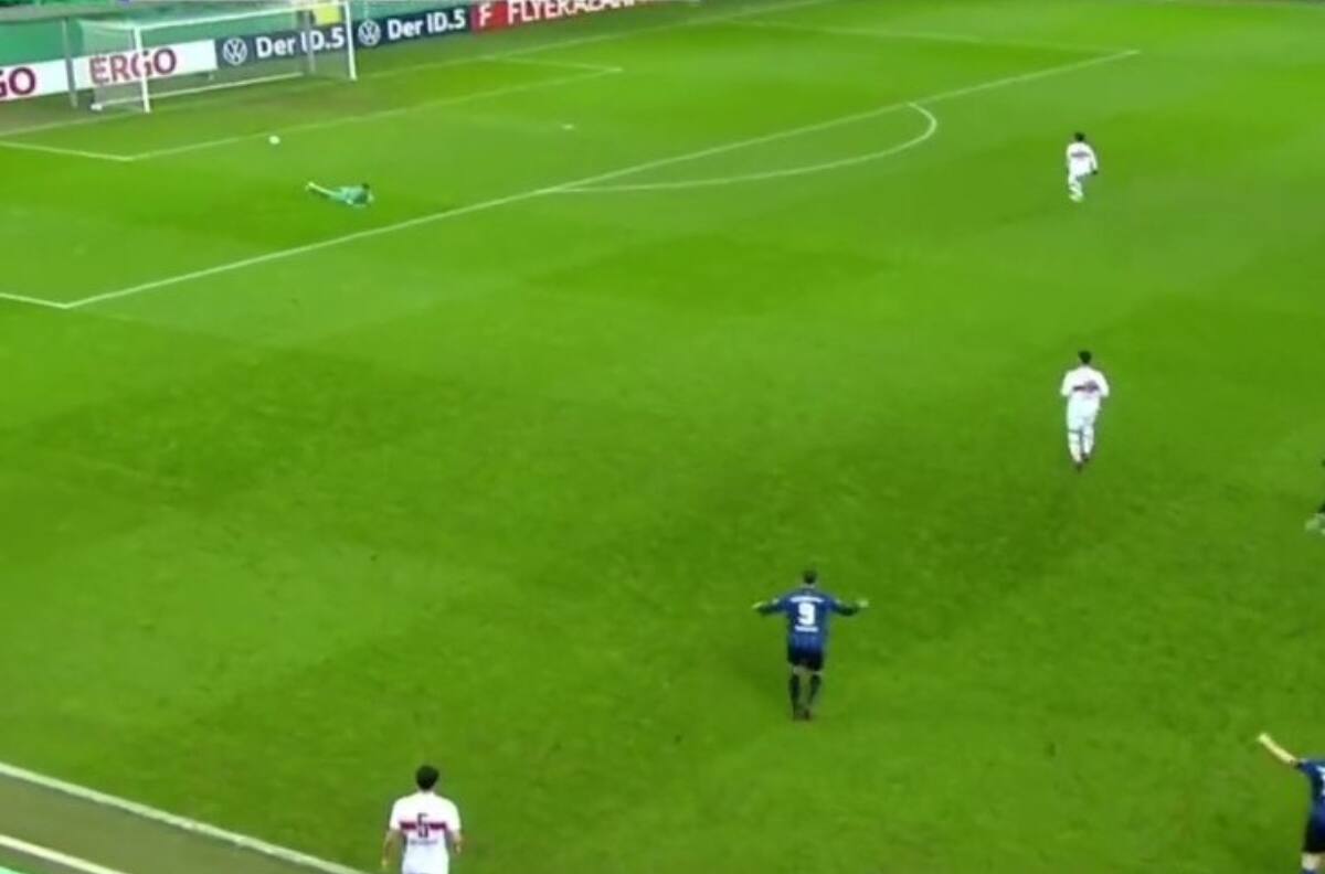 VIDEO | ¡Para enterrarse! Defensa del Stuttgart protagoniza un tremendo blooper en la Copa Alemana