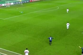 VIDEO | ¡Para enterrarse! Defensa del Stuttgart protagoniza un tremendo blooper en la Copa Alemana