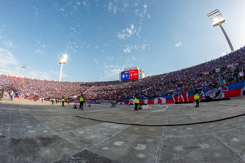 Hinchas de la U en el Estadio Nacional. Foto: Felipe Escobedo.