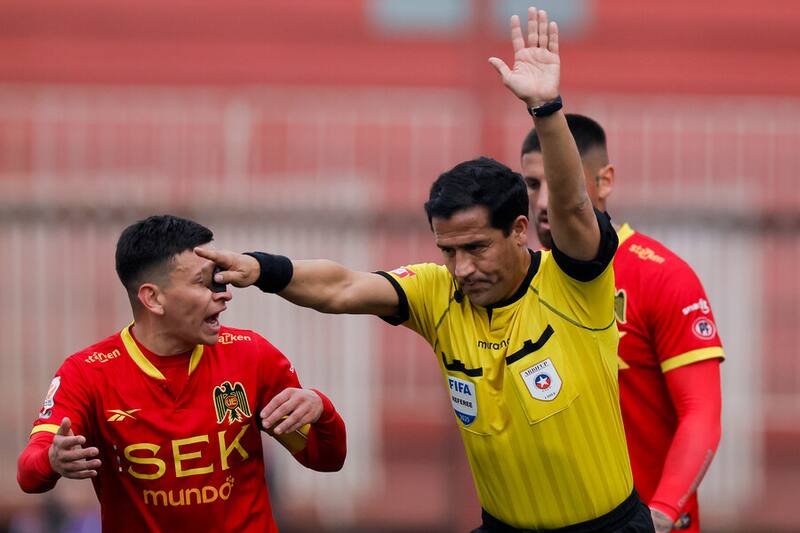 Tras revisar la jugada, el árbitro del compromiso decidió anular el gol de UE. Foto: Aton.