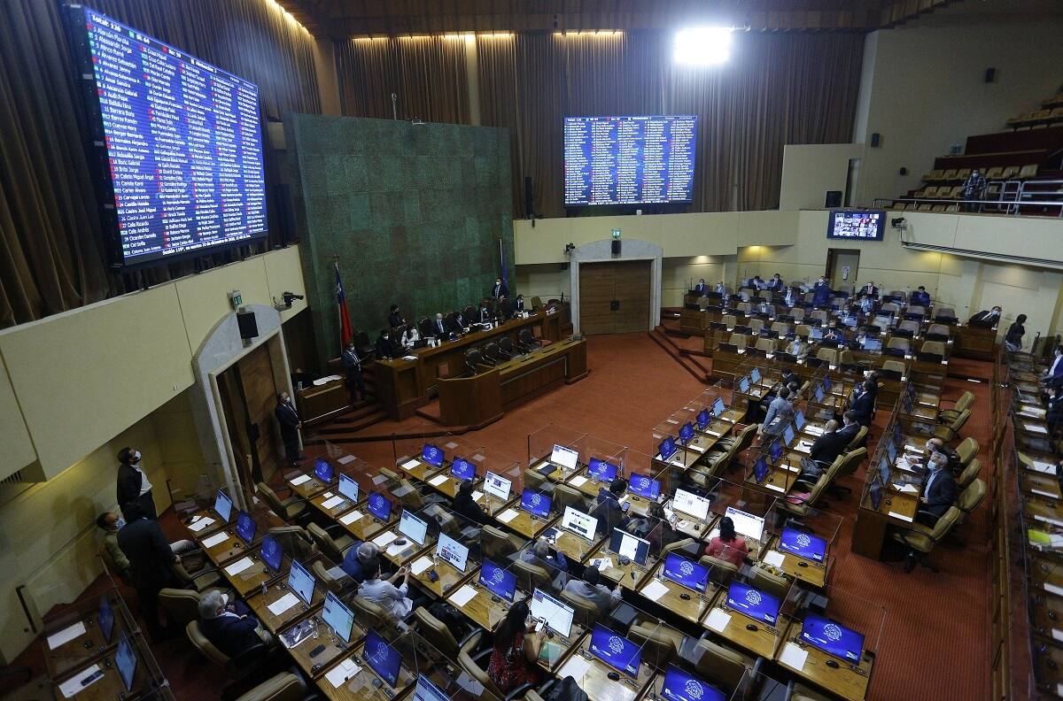 Con bonos y aguinaldos el reajuste del sector público fue despachado para promulgación