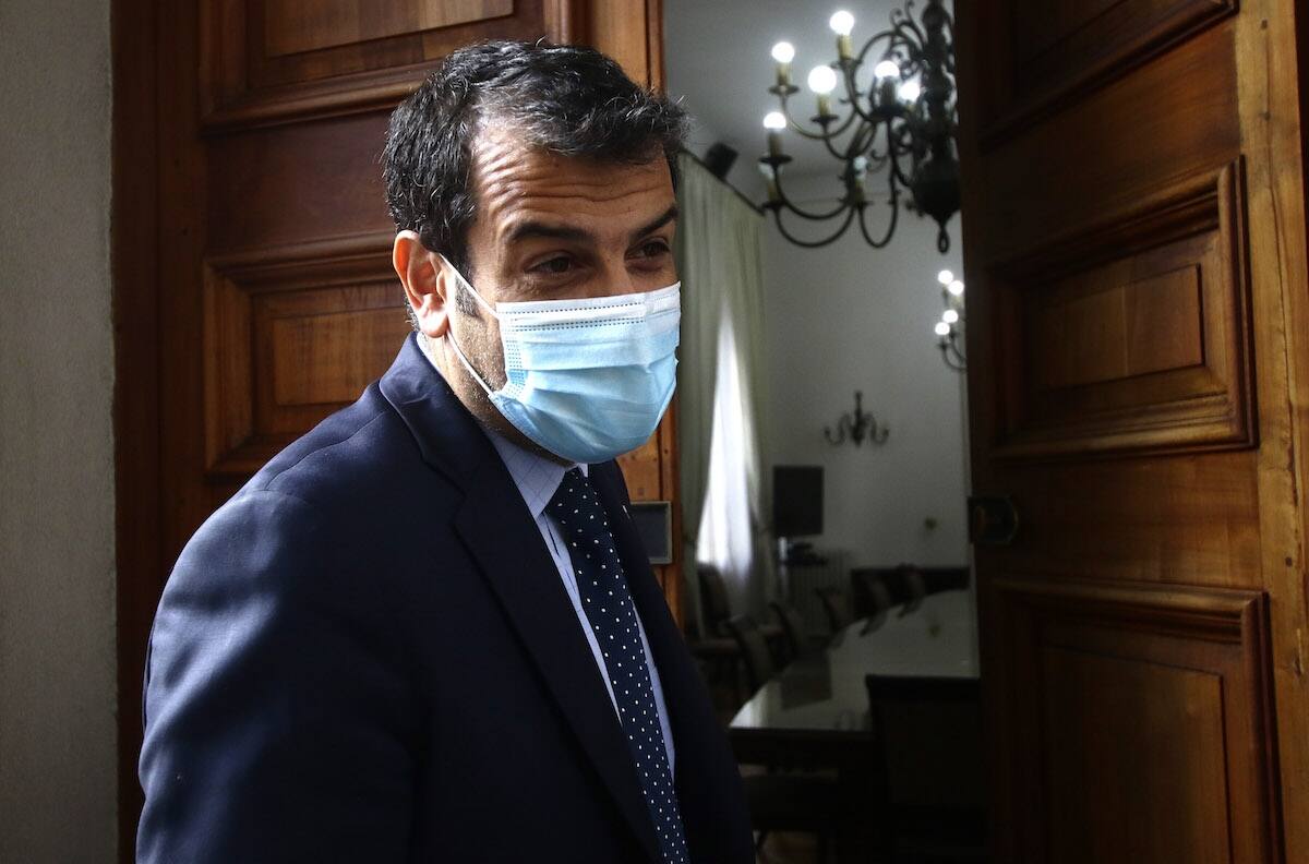 "Imagen violenta": la explicación del gobierno ante detención de vocal de mesa con polera de Jaime Guzmán