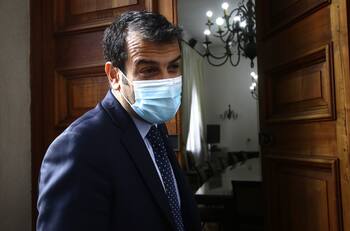 "Imagen violenta": la explicación del gobierno ante detención de vocal de mesa con polera de Jaime Guzmán