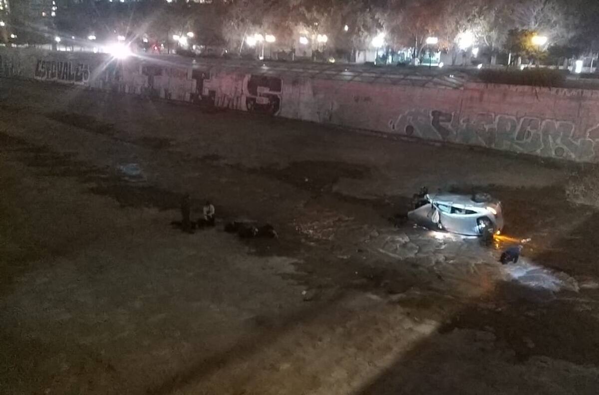 Un vehículo terminó volcado en el río Mapocho tras persecución y balacera en Providencia