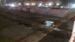 Un vehículo terminó volcado en el río Mapocho tras persecución y balacera en Providencia