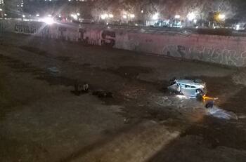 Un vehículo terminó volcado en el río Mapocho tras persecución y balacera en Providencia