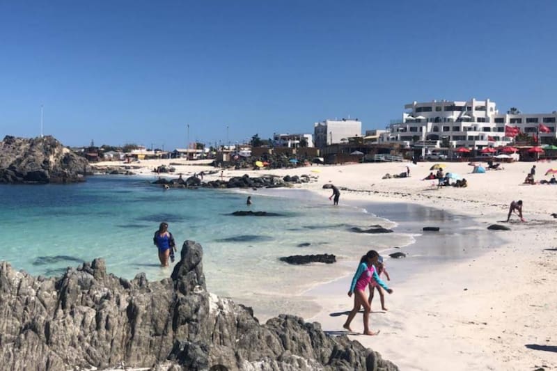 La playa, reconocida por sus tonalidades turquesa, sorprendió con malos olores y aguas turbias en los últimos días. Imagen referencial. Créditos: Google Maps.