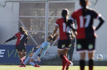 ¿Se emparejará la cancha? Las brechas y trabas que dificultan la labor del fútbol femenino en Chile