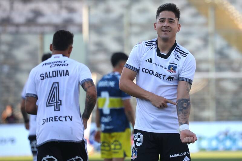Guillermo Paiva celebrando su gol apuntando al tatuaje junto a su hermano Diego.