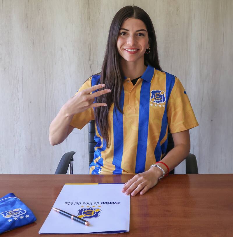 La delantera fue presentada como nuevo fichaje de Everton