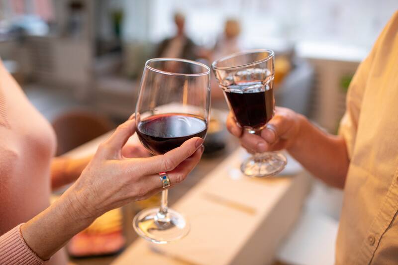 En el lugar, podrás disfrutar de catas ilimitadas de vino, tanto regulares como de selección. Imagen referencial. Créditos: Freepik.