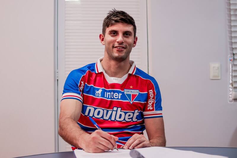 Firmando con Fortaleza.