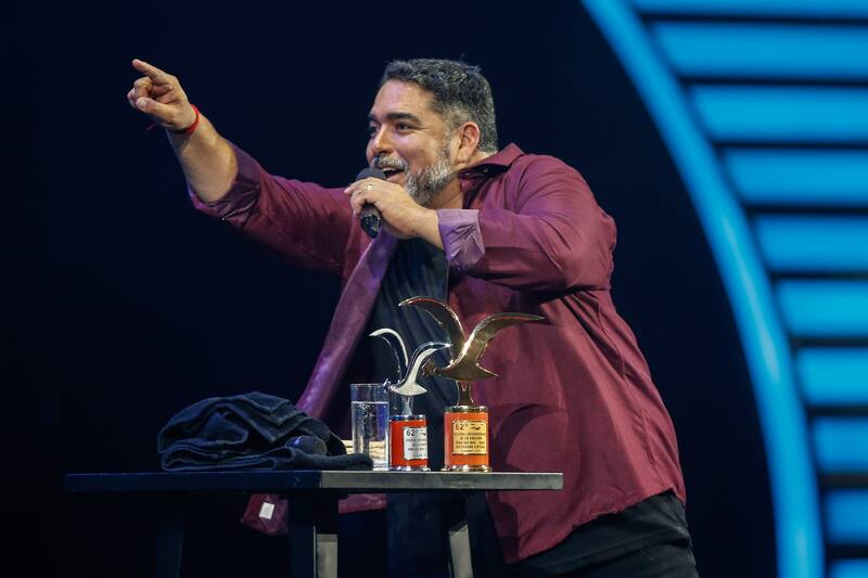 Viña del Mar, 22 de febrero de 2023
El humorista Rodrigo Villegas se presenta en la Cuarta noche del Festival de Viña del Mar 2023. Recibe Gaviota de Oro.
Cristobal Basaure/Aton Chile