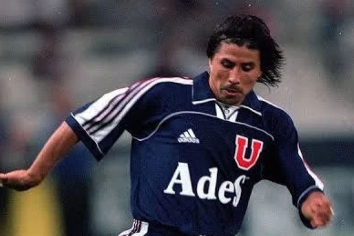 Fue campeón de Chile en 1999 y 2000 con la U.