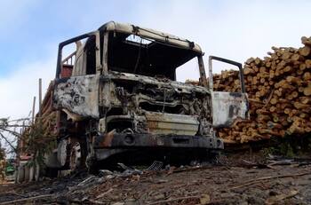 Ataques incendiarios dejaron tres heridos y 13 camiones quemados en La Araucanía