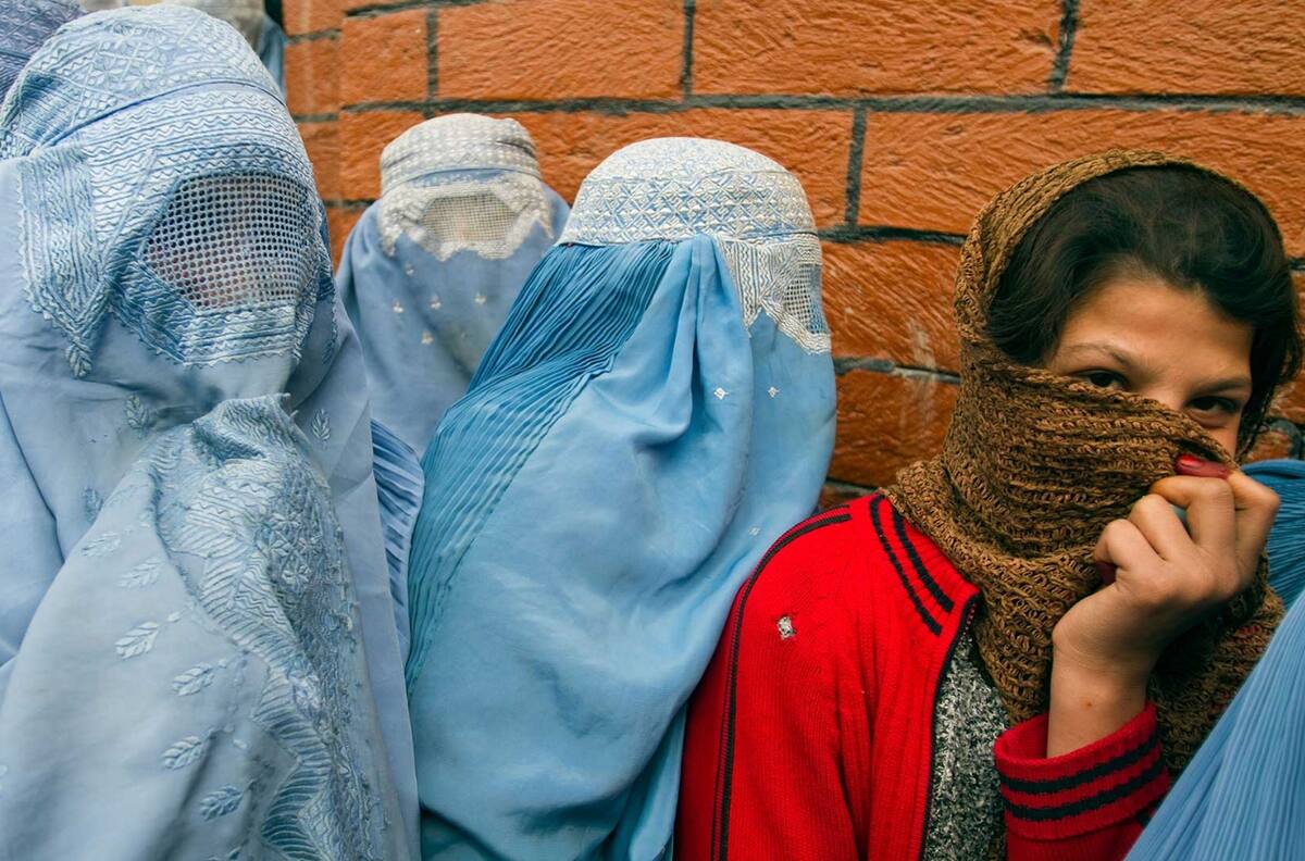 Crisis en Afganistán: ¿Cuáles son las prohibiciones impuestas a las mujeres afganas?