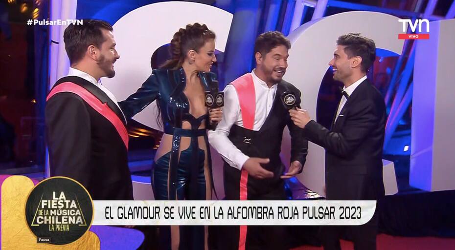 La pareja deslumbró en la alfombra roja de los Premios Pulsar 2023. Créditos: TVN.