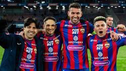 Atento Gareca: 2 chilenos pasaron hoy a una final en el fútbol europeo