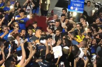 La euforia de los hinchas de Boca con la llegada de Juan Román Riquelme a Rosario