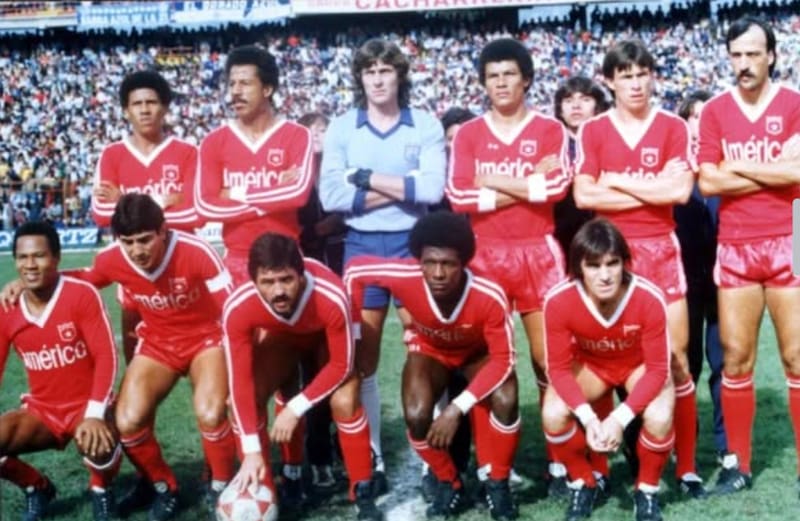 Arriba, de izq. a der.: Valencia, Penagos, Falcioni, Caicedo, Porras y Casares. Abajo: Willington Ortiz, Gerardo González, Marcoleta, Víctor Lugo y Roque Raúl Alfaro