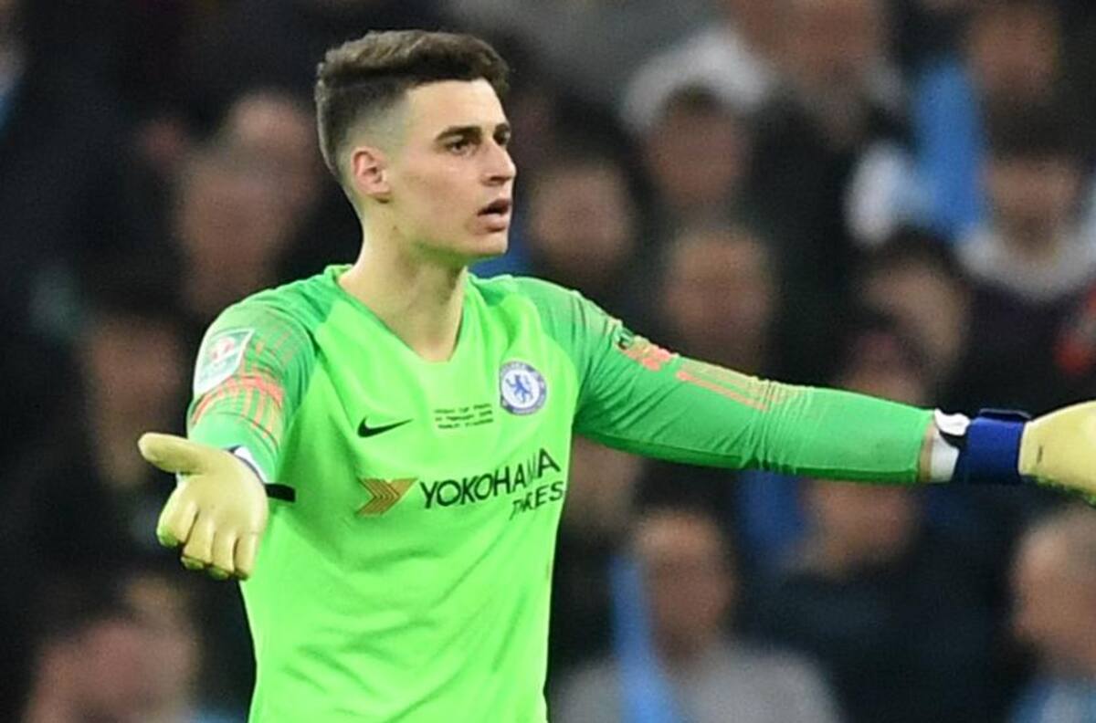 Arquero del Chelsea se niega a salir de la cancha y genera polémica con su DT